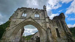 Kirkham Priory: Reruntuhan Biara yang Menyimpan Sejarah Abad Pertengahan hingga Perang Dunia